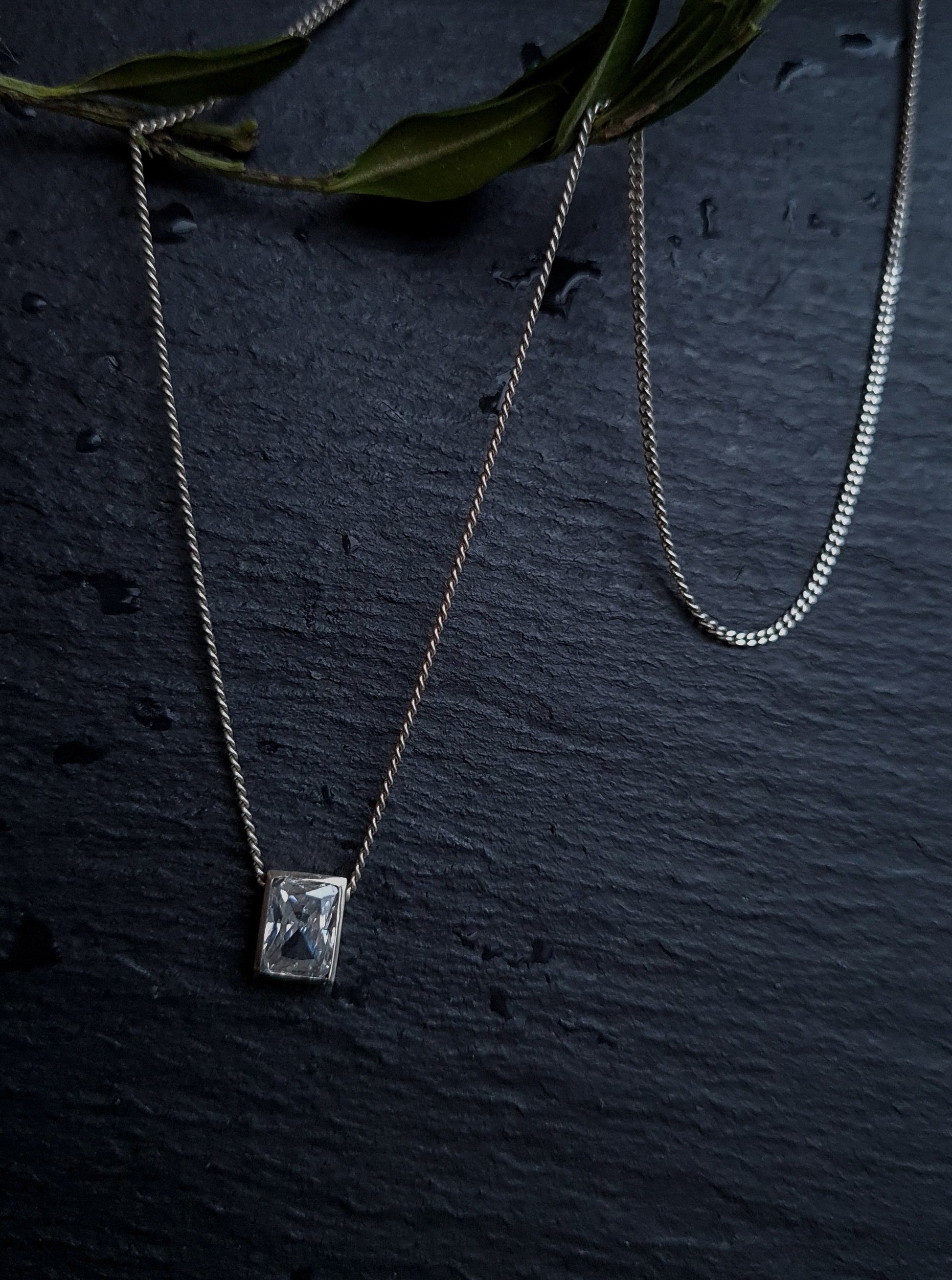 Rectangular crystal necklace in silver