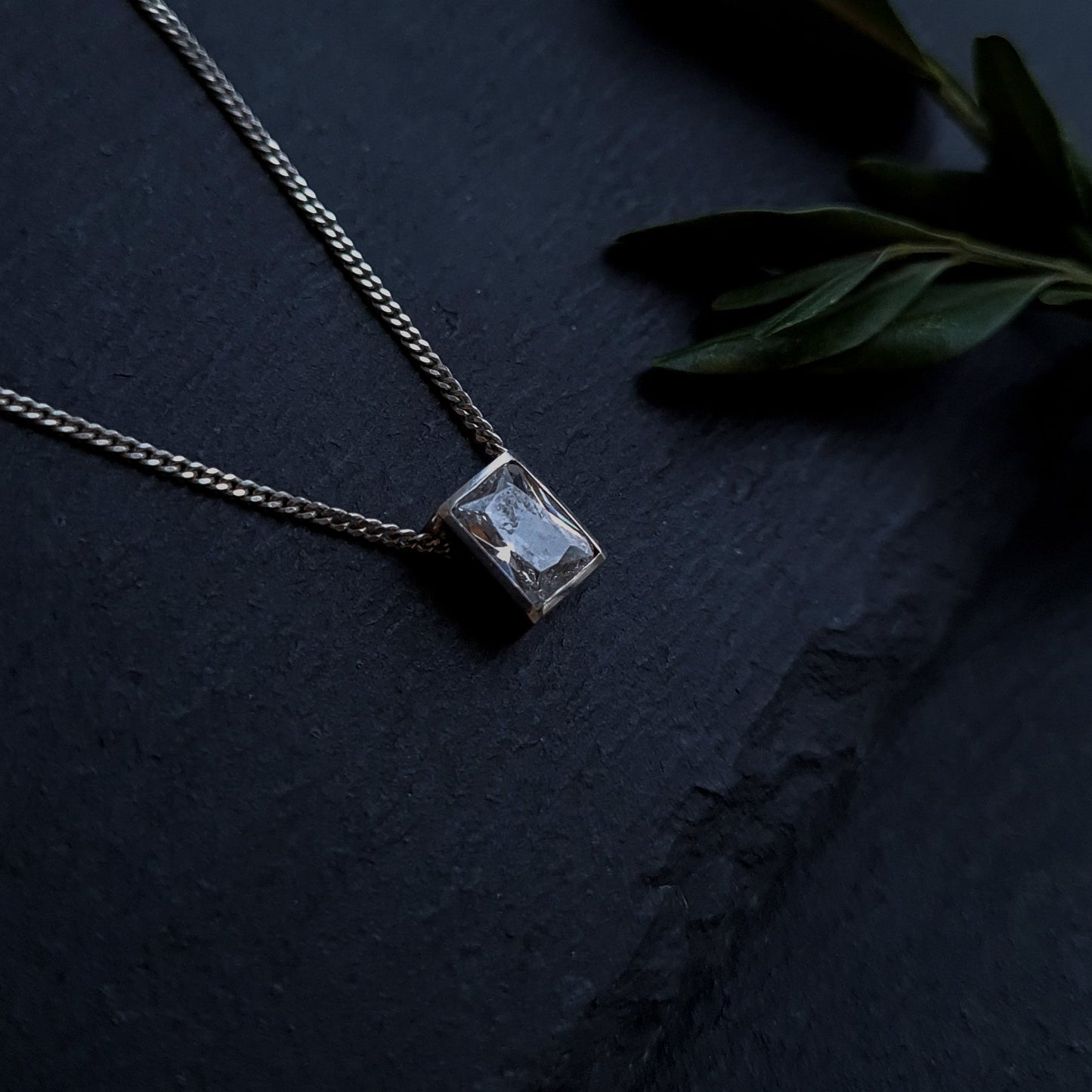 Rectangular crystal necklace in silver