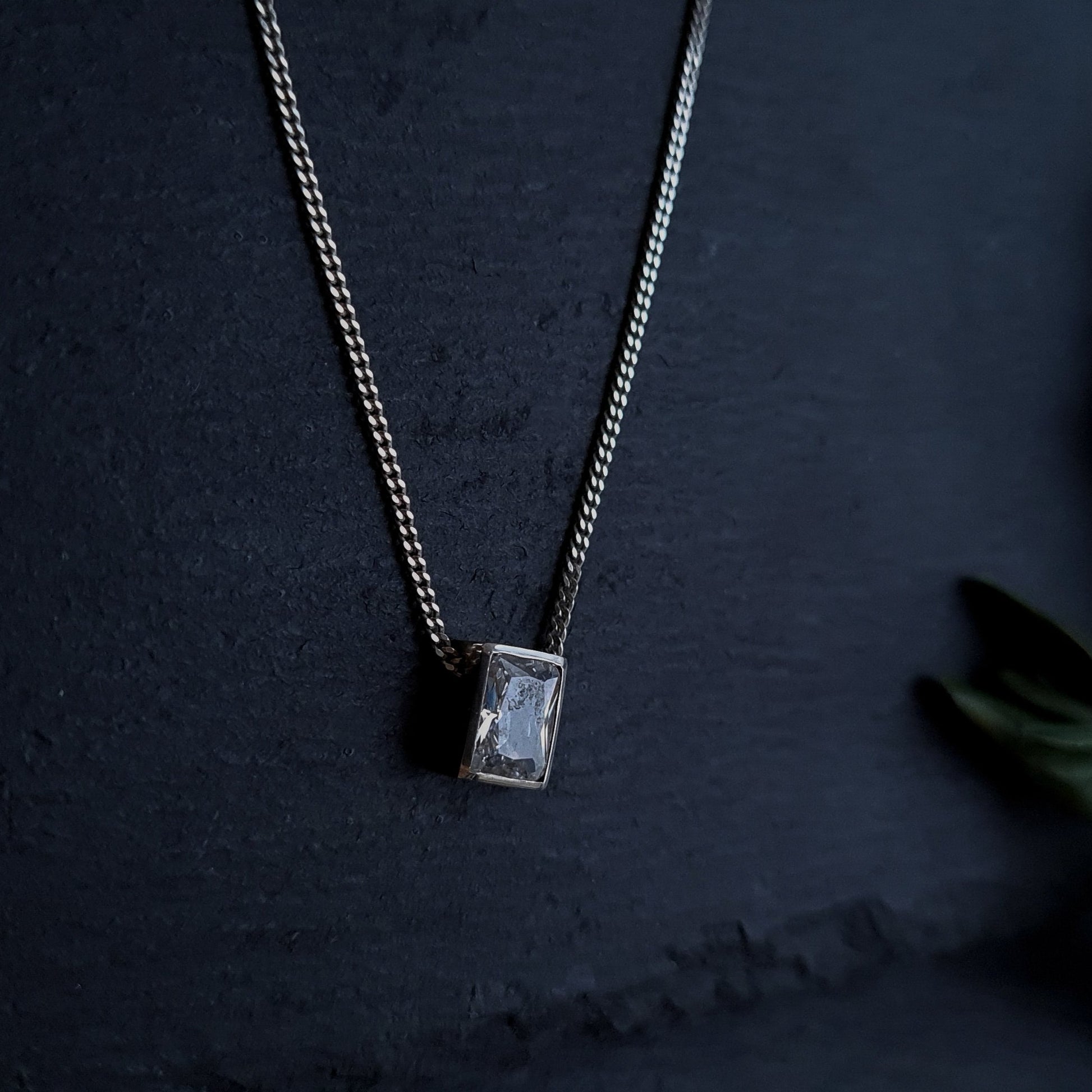 Rectangular crystal necklace in silver